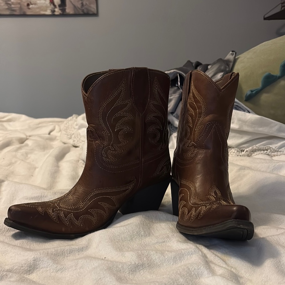 Ariat size 9.5 B Brown Western Ankle Boots women’s